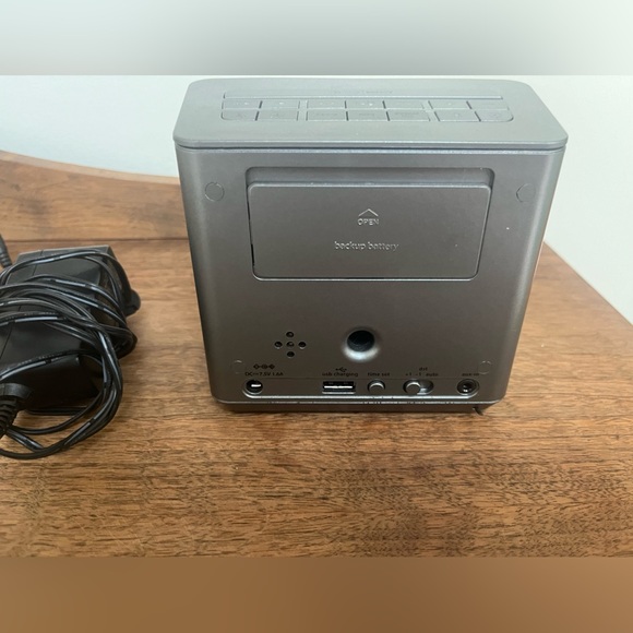 APPLE ihome ALARM CLOCK RADIO AND MUSIC PLAYER - Picture 5 of 6